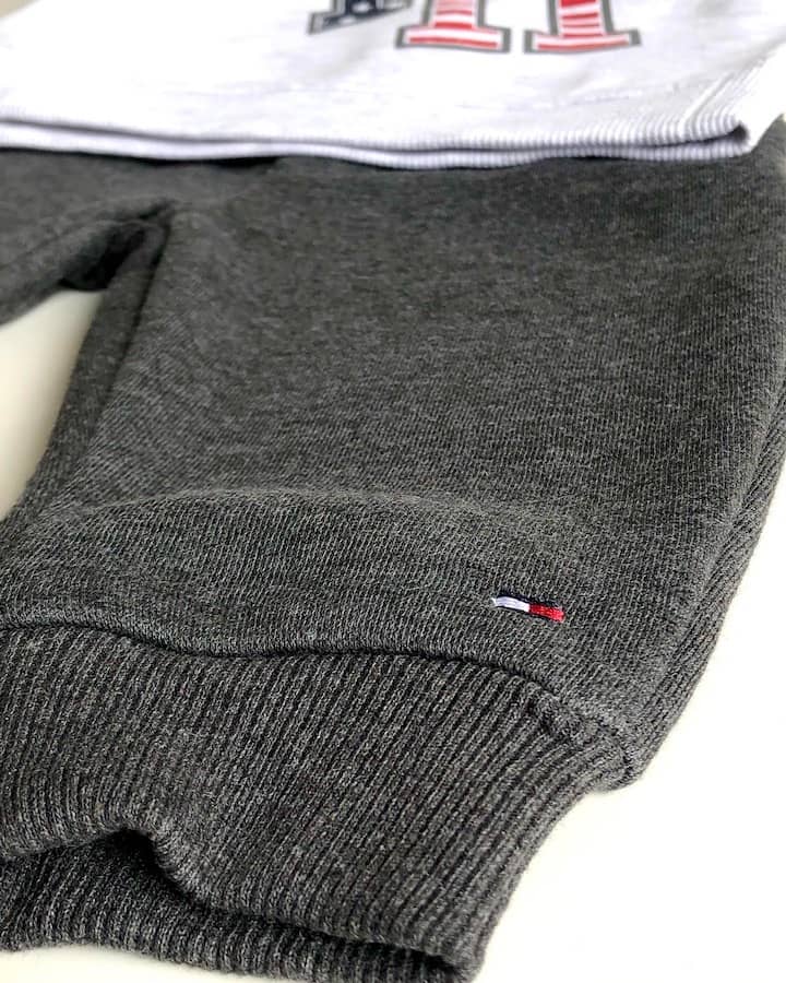 Buzo Tommy Hilfiger Bebé Niño TH Polerón Gris y Pantalón Gris Oscuro - Cozy Kids