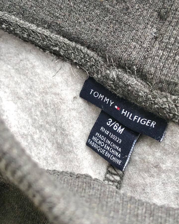 Buzo Tommy Hilfiger Bebé Niño TH Polerón Gris y Pantalón Gris Oscuro - Cozy Kids