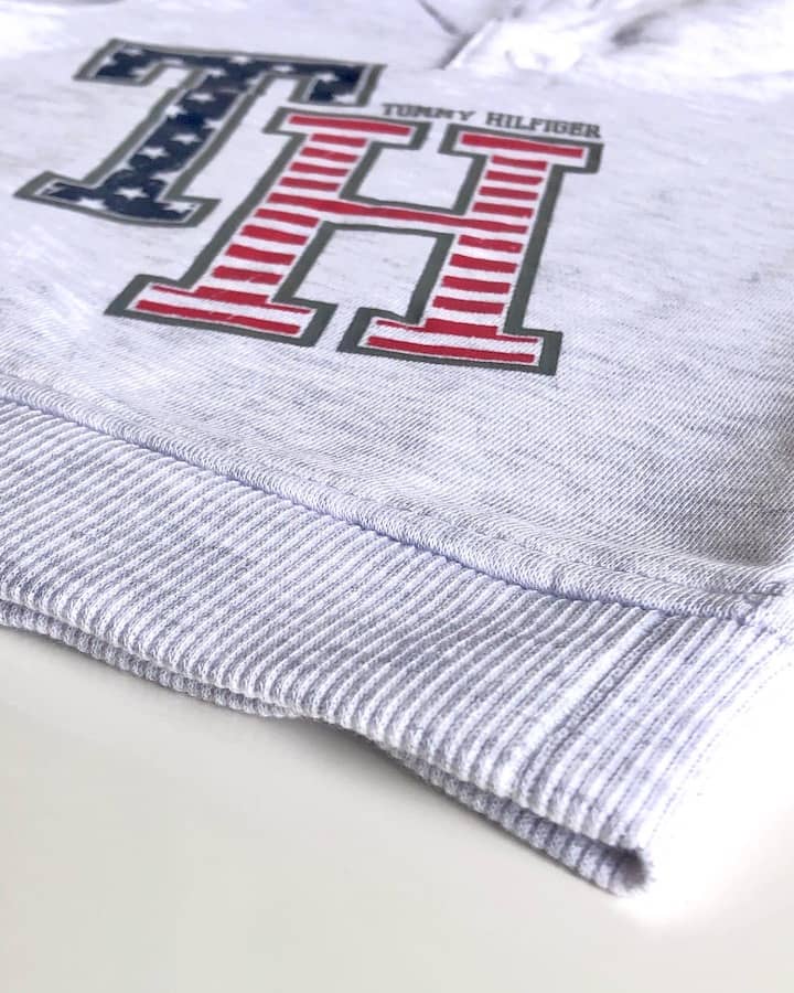 Buzo Tommy Hilfiger Bebé Niño TH Polerón Gris y Pantalón Gris Oscuro - Cozy Kids