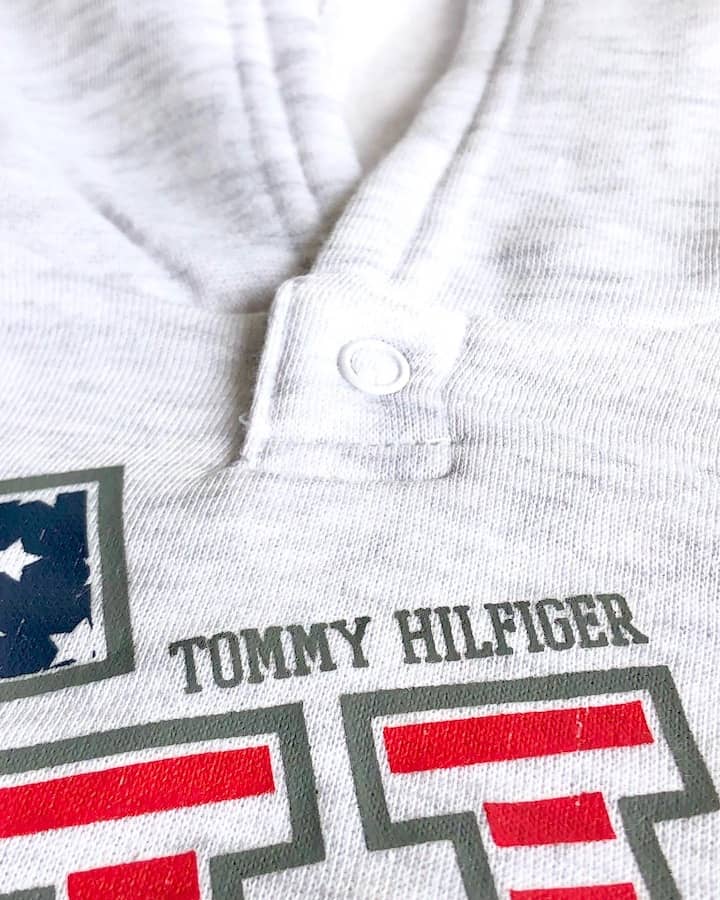 Buzo Tommy Hilfiger Bebé Niño TH Polerón Gris y Pantalón Gris Oscuro - Cozy Kids
