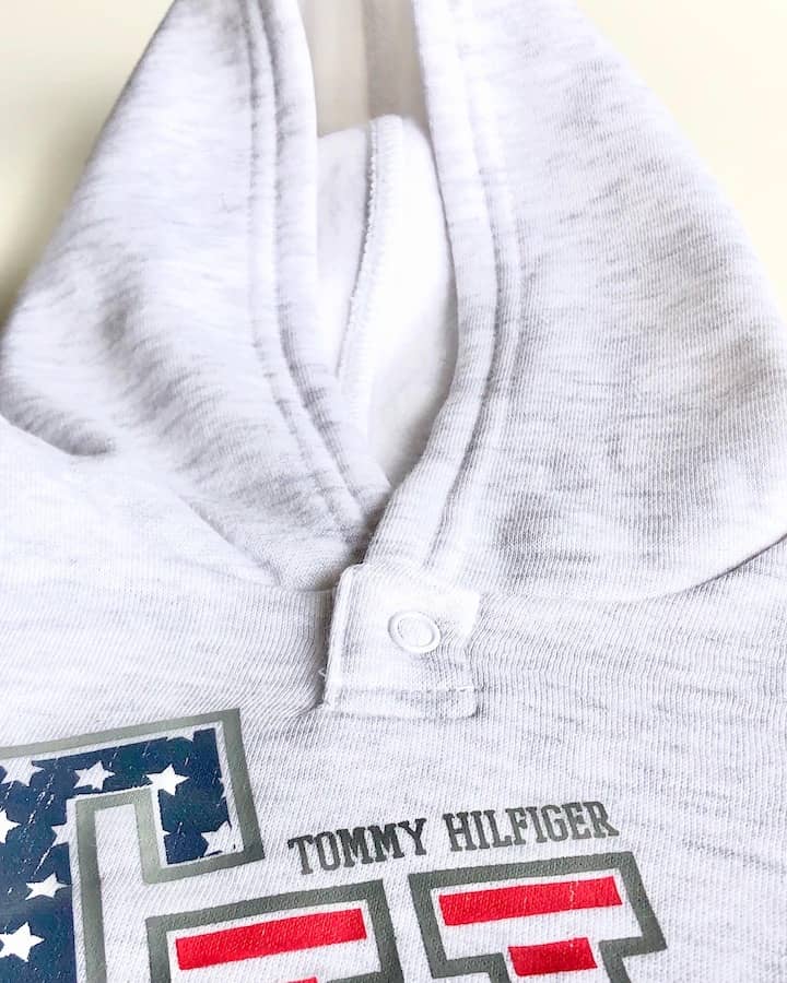 Buzo Tommy Hilfiger Bebé Niño TH Polerón Gris y Pantalón Gris Oscuro - Cozy Kids