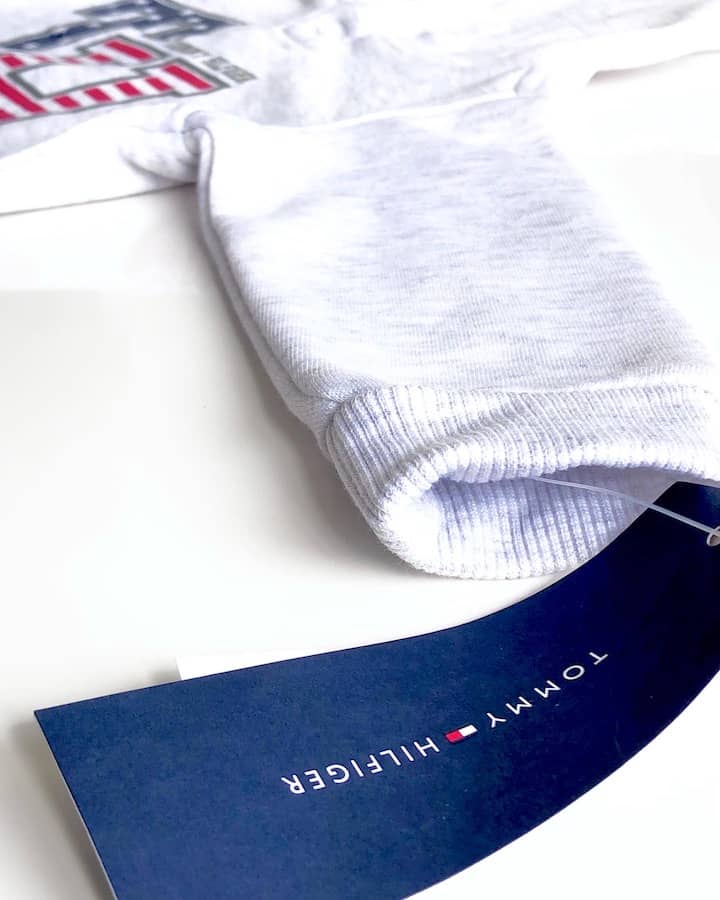 Buzo Tommy Hilfiger Bebé Niño TH Polerón Gris y Pantalón Gris Oscuro - Cozy Kids
