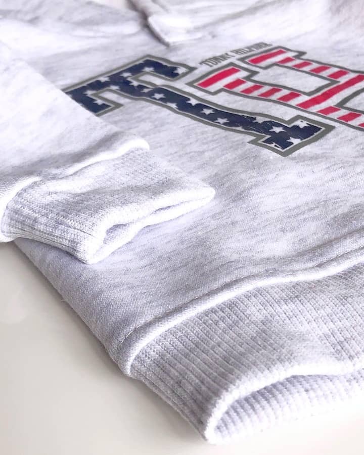 Buzo Tommy Hilfiger Bebé Niño TH Polerón Gris y Pantalón Gris Oscuro - Cozy Kids