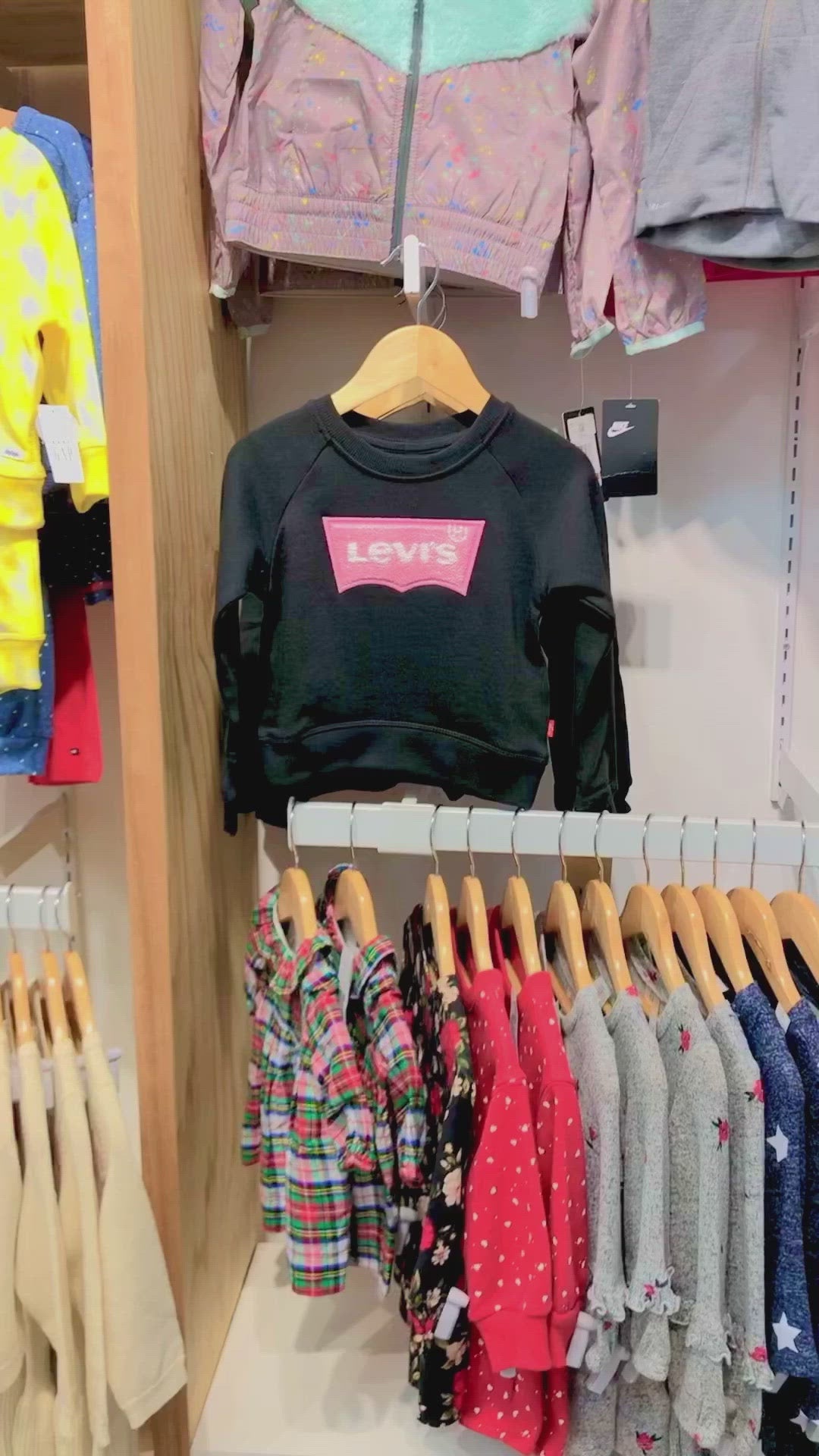 Polerón Niña Levi's Bebé Negro con Logo Rosa y Blanco