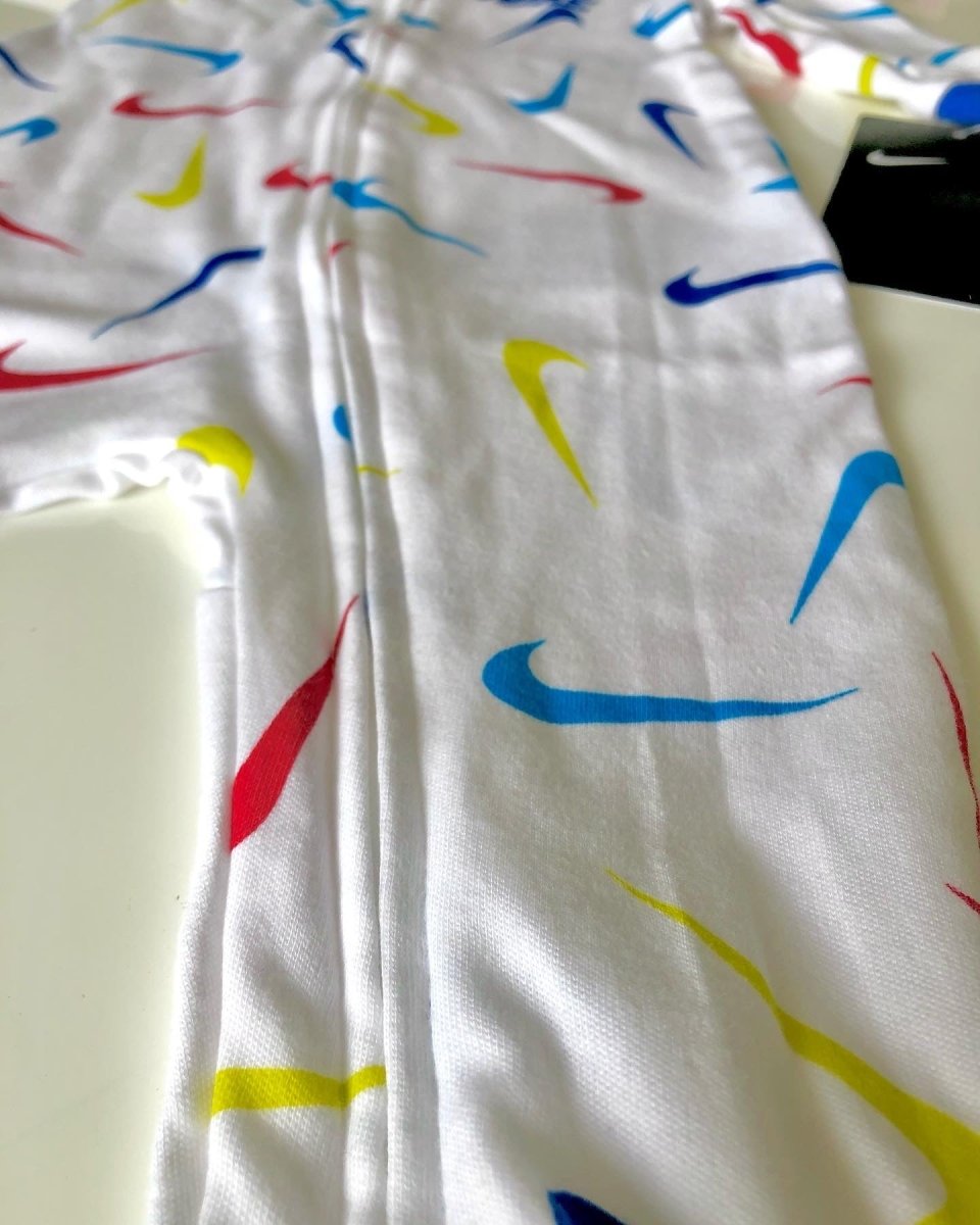 Enterito Nike Bebé Niño Blanco con Logos Nike de Colores - Cozy Kids